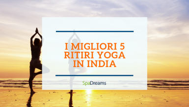 Due persone fanno yoga sulla spiaggia