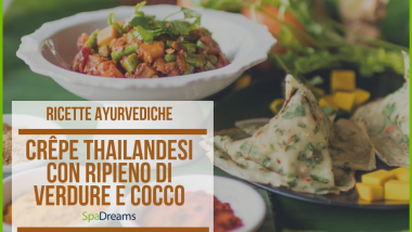 Piatto con crepe thailandesi ripiene di verdure e cocco