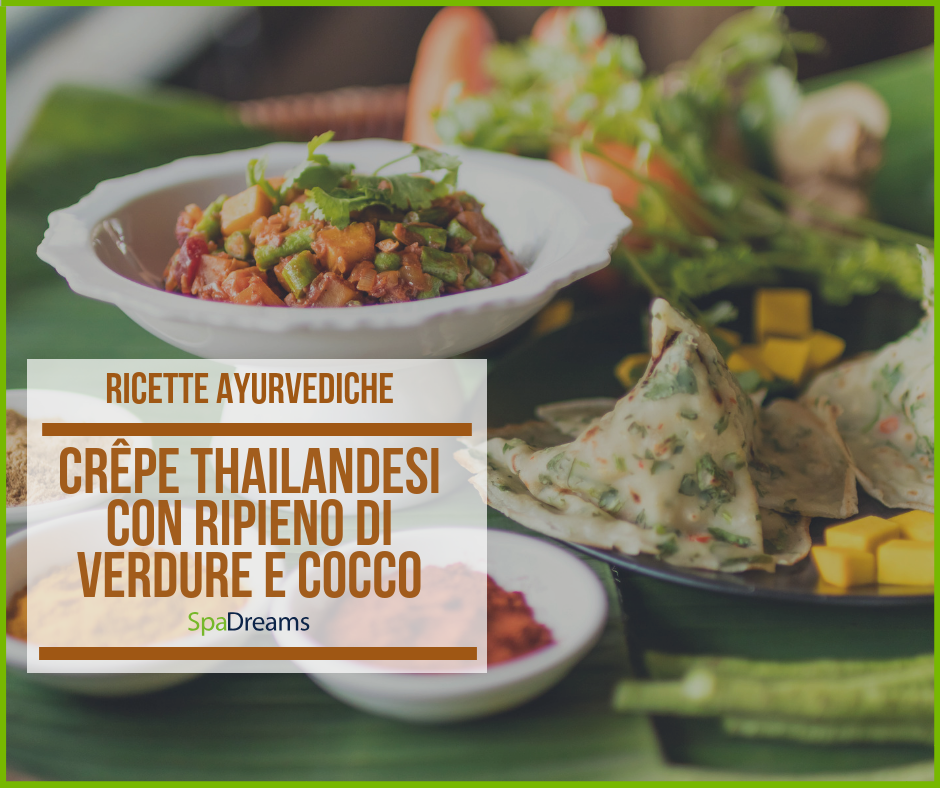 Piatto con crepe thailandesi ripiene di verdure e cocco