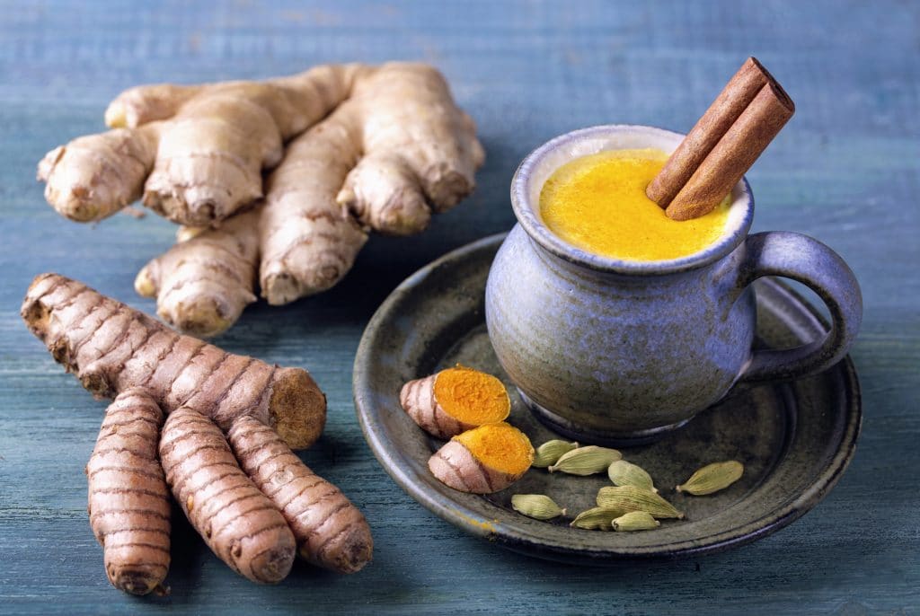 Golden milk, bevanda con spezie tra cui zenzero, cannella e cardamomo
